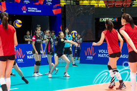 China Women's Volleyball Team conducted a sharing session with the Hong Kong Junior Women's Volleyball Team and then played a friendly match with them at the venue.