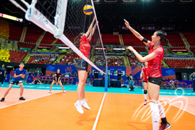 China Women's Volleyball Team conducted a sharing session with the Hong Kong Junior Women's Volleyball Team and then played a friendly match with them at the venue.