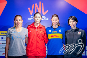 四支參賽隊伍的球員代表 (左起) 娜絲簡露（阿根廷）、朱婷（中國）、姬莉婕拉（意大利）及岩坂名奈（日本）於記者招待會中齊聚一堂。