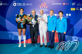The Organizing Committee presented souvenirs to show appreciation to Argentina's team managers and captains for attending VNL2018HK.
