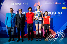 The Organizing Committee presented souvenirs to show appreciation to China's team managers and captains for attending VNL2018HK.