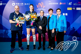 The Organizing Committee presented souvenirs to show appreciation to Italy's team managers and captains for attending VNL2018HK.