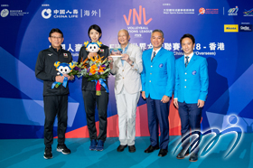 大會向日本隊經理及球員致送紀念品以感謝出席「世界女排聯賽2018 - 香港」賽事。 