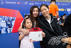 China Women's National Volleyball Team Players were signing autographs for their fans at 'VNLHK2019'.