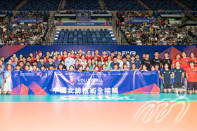 China Women's National Volleyball Team Players took a group photo with all the sponsors at VNLHK2019.