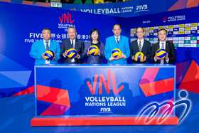 大会邀得香港排球总会会长吴守基 SBS 太平绅士（右三）、「FIVB 世界女排联赛香港2019」赛事组织委员会执行主席何仲浩先生（左一）、大型体育活动事务委员会主席郭志梁先生（左二）、康乐及文化事务署署长李美嫦太平绅士（左三）、立法会议员马逢国SBS 太平绅士（右二）及中国人寿保险（海外）股份有限公司首席精算师许意雄先生（右一）为「FIVB 世界女排联赛香港2019」开幕典礼担任嘉宾主持揭幕仪式。