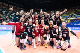 The second match between China and Italy was a fierce battle. Italy led the first two sets, but the following three sets were a tight match up. The two teams kept tying in points, but eventually with tremendous cheering from fans, China was able to win three sets in a row and ended the match with a 3-2 ( 18-25, 22-25, 25-23, 26-24, 15-13 ) victory.