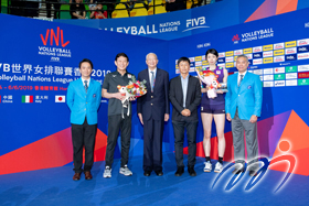 大會致送紀念品予各球隊以感謝他們出席「FIVB世界女排聯賽香港2019」賽事，並祝願各隊於其他分站能夠奪得好成績。