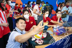 China Women's National Volleyball Team Players were signing autographs for