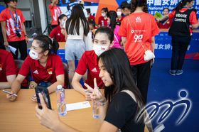 中國女排出席「中國人壽（海外）FIVB世界女排聯賽香港2023」中國女排簽名會，與球迷作近距離接觸。