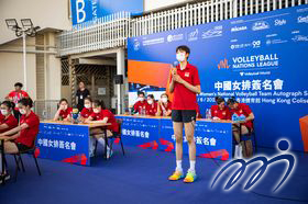 中国女排出席「中国人寿（海外）FIVB世界女排联赛香港2023」中国女排签名会，与球迷作近距离接触。