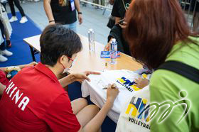 China Women's National Volleyball Team Players were signing autographs for