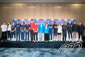 Mr. NG Wilfred, GBS, JP, President of the VBAHK (ninth from the left) and Mrs. SHEK TSUI Wai Fun, Marina, Executive Chairperson of Organizing Committee of VNLHK2023 (eighth from the right) took a group photo with head coaches and team captains of the eight participating teams during the pre-match press conference.