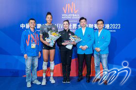 The Organizing Committee of VNLHK2023 presented souvenirs to show appreciation to the teams for attending the tournament, as well as to wish them the best of luck for the rest of the league.