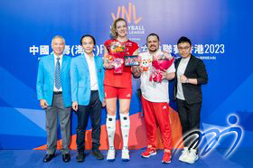 大会致送纪念品予各球队以感谢他们出席「中国人寿（海外）FIVB世界女排联赛香港2023」赛事，并祝愿各队于其他分站能够夺得好成绩。