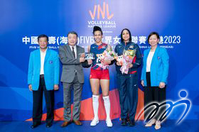 大会致送纪念品予各球队以感谢他们出席「中国人寿（海外）FIVB世界女排联赛香港2023」赛事，并祝愿各队于其他分站能够夺得好成绩。 
