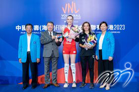 大会致送纪念品予各球队以感谢他们出席「中国人寿（海外）FIVB世界女排联赛香港2023」赛事，并祝愿各队于其他分站能够夺得好成绩。