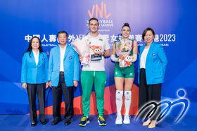 大会致送纪念品予各球队以感谢他们出席「中国人寿（海外）FIVB世界女排联赛香港2023」赛事，并祝愿各队于其他分站能够夺得好成绩。