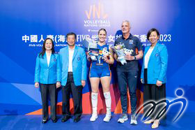 大會致送紀念品予各球隊以感謝他們出席「中國人壽（海外）FIVB世界女排聯賽香港2023」賽事，並祝願各隊於其他分站能夠奪得好成績。