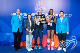 大會致送紀念品予各球隊以感謝他們出席「中國人壽（海外）FIVB世界女排聯賽香港2023」賽事，並祝願各隊於其他分站能夠奪得好成績。