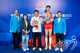 大會致送紀念品予各球隊以感謝他們出席「中國人壽（海外）FIVB世界女排聯賽香港2023」賽事，並祝願各隊於其他分站能夠奪得好成績。