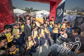 Mr LAU Kong-wah, Secretary for Home Affairs takes photo with participating students of the Volvo Ocean Race School Programme. Mr LAU Kong-wah, Secretary for Home Affairs takes photo with participating students of the Volvo Ocean Race School Programme.