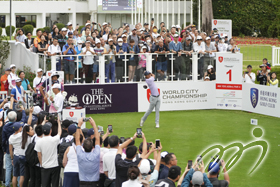 香港球手许龙一在粉岭球场上举行的「国际都会高尔夫球锦标赛」第三天赛事中于1号洞开球。