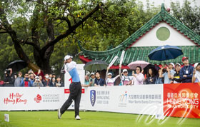 香港球手许龙一在粉岭球场上举行的「国际都会高尔夫球锦标赛」最后一轮赛事中于18号洞开球。