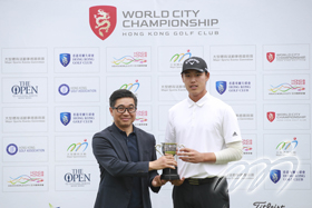 Paul Cheng Ching-wan, Acting Commissioner for Sports, presents Ding Wenyi of China with the low amateur award for his performance at the World City Championship.