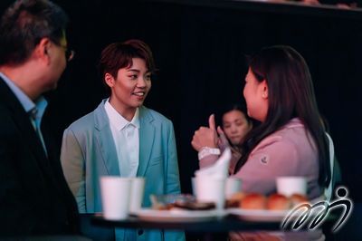 Miss Rosanna LAW, the Secretary for Culture, Sports and Tourism, chats with Hong Kong, China's DOO Hoi Kem at the WTT Finals Hong Kong 2025