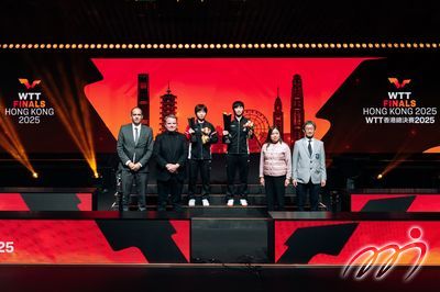 Miss Rosanna LAW, Secretary for Culture, Sports and Tourism, presents the trophy to the women's singles champion at WTT Finals Hong Kong 2025.