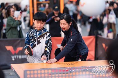During the WTT Finals Hong Kong 2025 community program, students had the opportunity to engage in friendly exchanges with representatives of the Hong Kong table tennis team.
