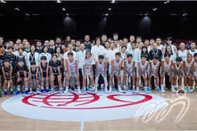 The attendees posed for a group photo with the participating star players and young athletes. The distinguished guests included: Kyle Kuzma, Chairwoman of the Yao Foundation, Ms. Ye Li, Secretary-general of China Youth Development Foundation, Mr. Wan Xuejun, Director of the Department for Development and Cooperation of China Youth Development Foundation, Ms. Feng Huimin, Vice chairman of the Yao Foundation, Mr. Lu Hao, Founder and Chairman of ColorfullCultural Technology Co., Ltd., Mr. Jiao Long, Executive director of ColorfullCultural Technology Co., Ltd., Ms. June Li, Special Guest Coach of the Chinese Basketball All-Star Team, Mr. Du Feng and two teams joint forces with young players from Hong Kong and the Yao Foundation, representatives from Liaison Office of the Central People's Government in the Hong Kong S. A. R., Hong Kong Customs and Excise Department and Police Report, as well as players from Chinese Basketball All-Star Team.