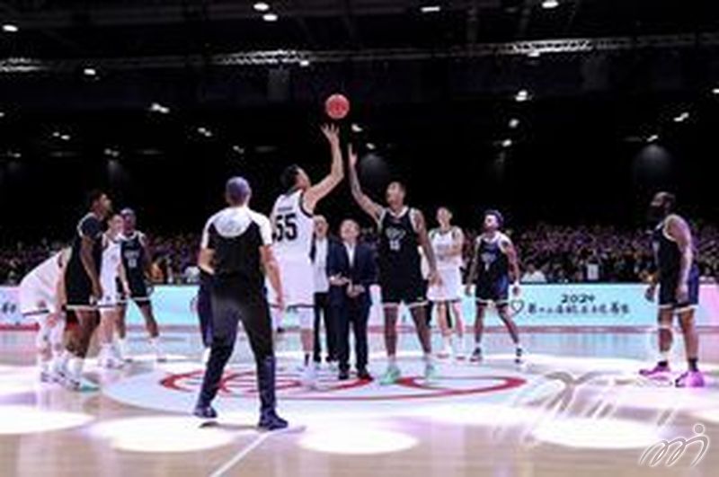 Ceremonial first pitchat the Yao Foundation Charity Game bythe Deputy Chief Secretary for Administration, Mr. Cheuk Wing-hingGBS, JP's tossing up